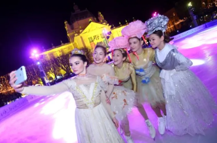 Vatromet, lampice, balet: Ovo su prekrasni prizori svečanog otvaranja Adventa u Zagrebu