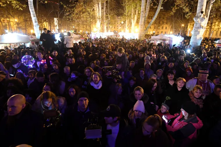 Vatromet, lampice, balet: Ovo su prekrasni prizori svečanog otvaranja Adventa u Zagrebu