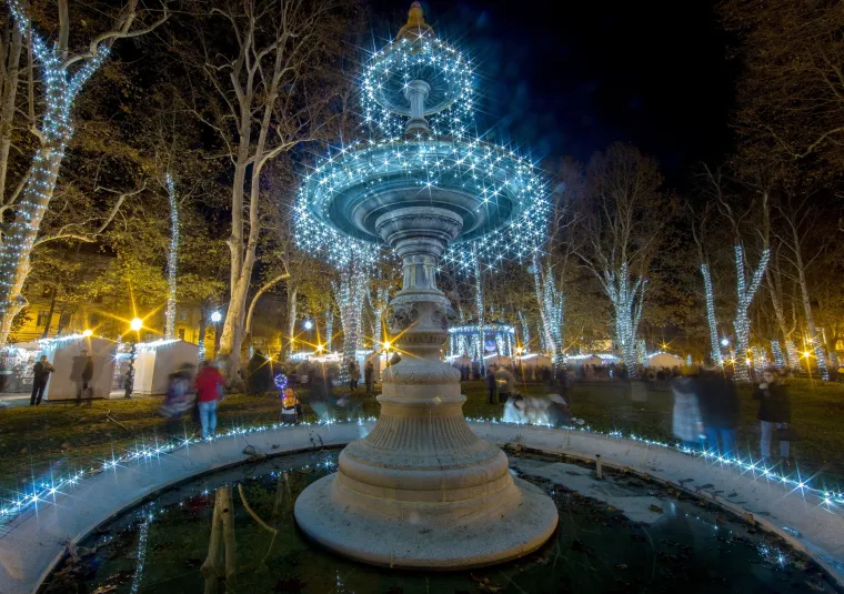 Vatromet, lampice, balet: Ovo su prekrasni prizori svečanog otvaranja Adventa u Zagrebu