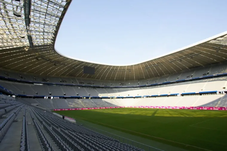 U čast 60. obljetnice održavanja prvog europskog prvenstva, UEFA je odličila da se EURO iduće godine održi u čak 12 gradova u 12 zemalja.            Allianz Arena, MunchenFoto: Elvele Images Ltd / Alamy / Alamy / Profimedia