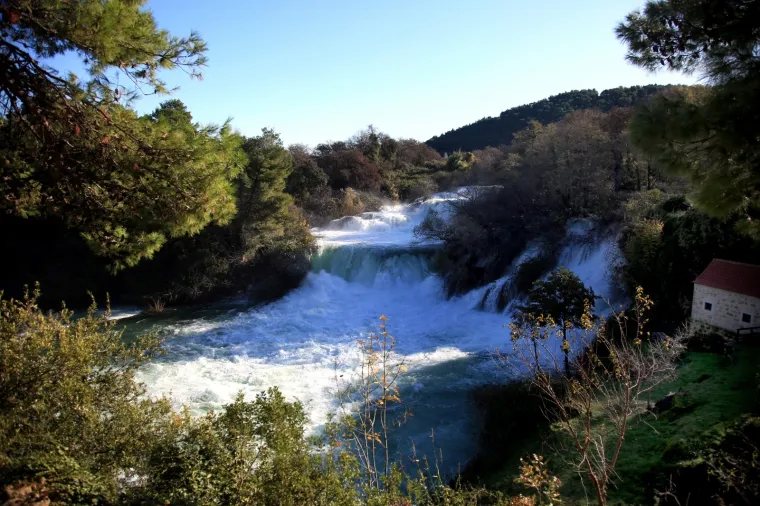Zima donosi hladno vrijeme, ali i čarobnu prirodu: Slapovi Krke jutros su osvanuli u zapanjujućem ruhu