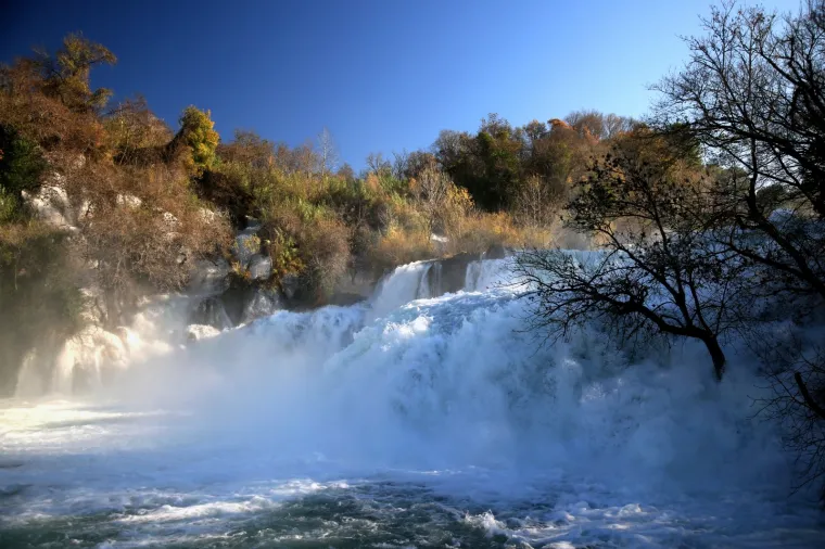 Zima donosi hladno vrijeme, ali i čarobnu prirodu: Slapovi Krke jutros su osvanuli u zapanjujućem ruhu