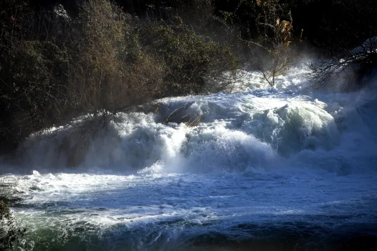 Zima donosi hladno vrijeme, ali i čarobnu prirodu: Slapovi Krke jutros su osvanuli u zapanjujućem ruhu