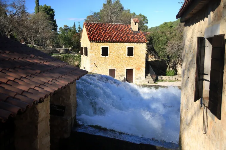 Zima donosi hladno vrijeme, ali i čarobnu prirodu: Slapovi Krke jutros su osvanuli u zapanjujućem ruhu