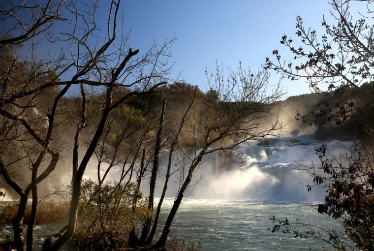 Zima donosi hladno vrijeme, ali i čarobnu prirodu: Slapovi Krke jutros su osvanuli u zapanjujućem ruhu