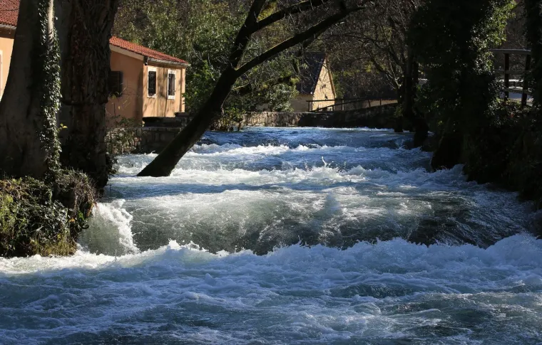 Zima donosi hladno vrijeme, ali i čarobnu prirodu: Slapovi Krke jutros su osvanuli u zapanjujućem ruhu