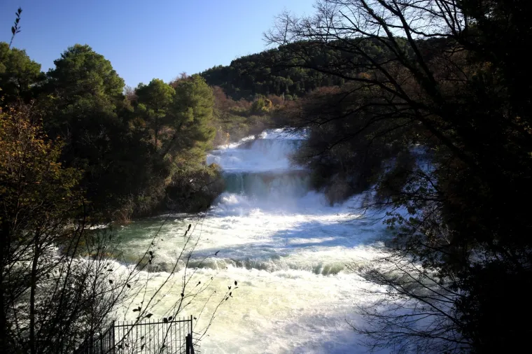 Zima donosi hladno vrijeme, ali i čarobnu prirodu: Slapovi Krke jutros su osvanuli u zapanjujućem ruhu
