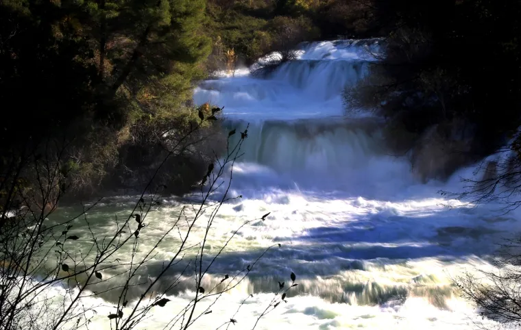 Zima donosi hladno vrijeme, ali i čarobnu prirodu: Slapovi Krke jutros su osvanuli u zapanjujućem ruhu