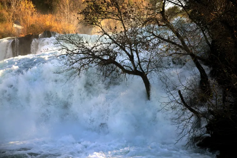 Zima donosi hladno vrijeme, ali i čarobnu prirodu: Slapovi Krke jutros su osvanuli u zapanjujućem ruhu