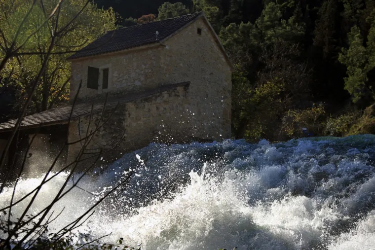 Zima donosi hladno vrijeme, ali i čarobnu prirodu: Slapovi Krke jutros su osvanuli u zapanjujućem ruhu