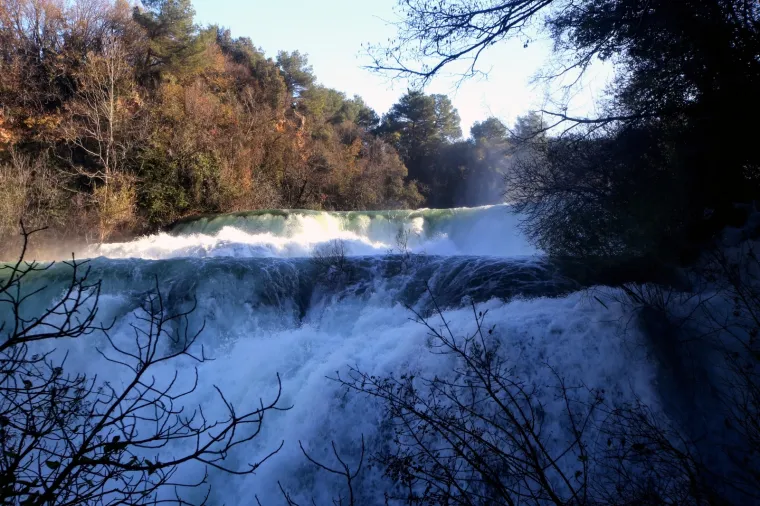 Zima donosi hladno vrijeme, ali i čarobnu prirodu: Slapovi Krke jutros su osvanuli u zapanjujućem ruhu