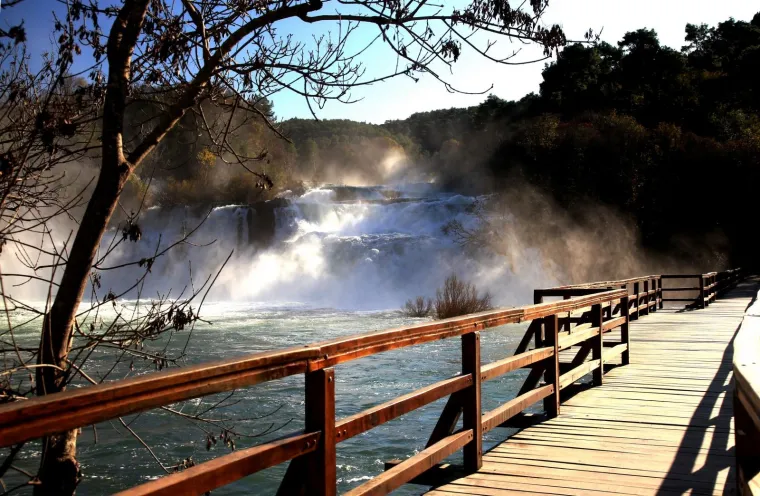 Zima donosi hladno vrijeme, ali i čarobnu prirodu: Slapovi Krke jutros su osvanuli u zapanjujućem ruhu