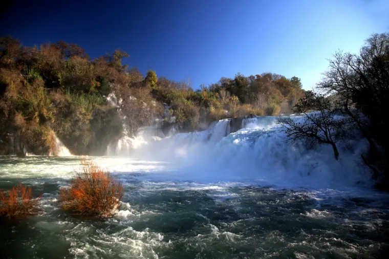 Zima donosi hladno vrijeme, ali i čarobnu prirodu: Slapovi Krke jutros su osvanuli u zapanjujućem ruhu
