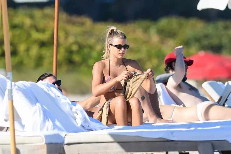 NEMA TKO JE NIJE GLEDAO: Manekenka u oskudnom bikiniju plijenila muške poglede na plaži