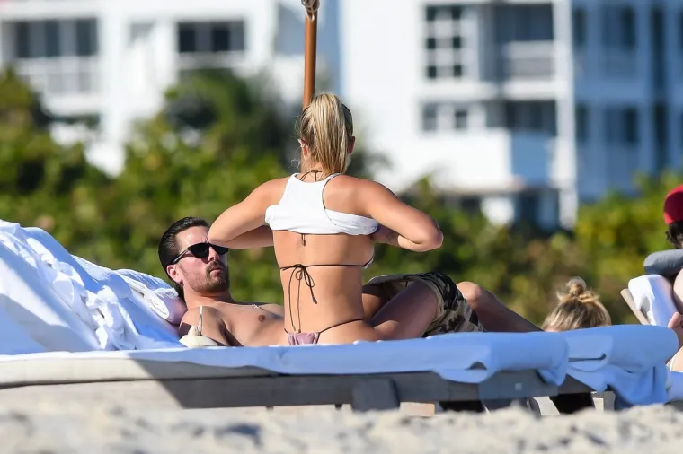 NEMA TKO JE NIJE GLEDAO: Manekenka u oskudnom bikiniju plijenila muške poglede na plaži