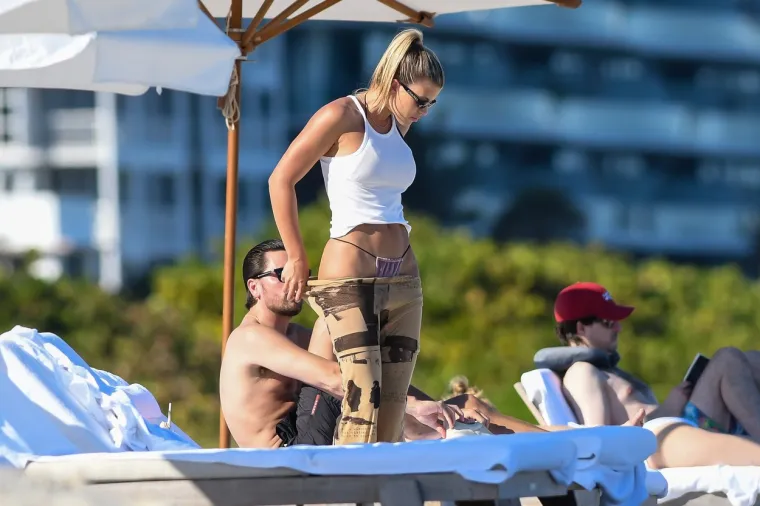 NEMA TKO JE NIJE GLEDAO: Manekenka u oskudnom bikiniju plijenila muške poglede na plaži