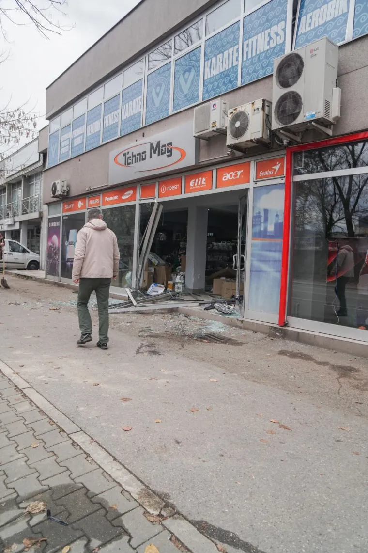 Izletjela iz kružnog toka: Djevojka automobilom uletjela u trgovinu jer joj se zaglavila &scaron;tikla!