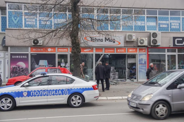 Izletjela iz kružnog toka: Djevojka automobilom uletjela u trgovinu jer joj se zaglavila &scaron;tikla!