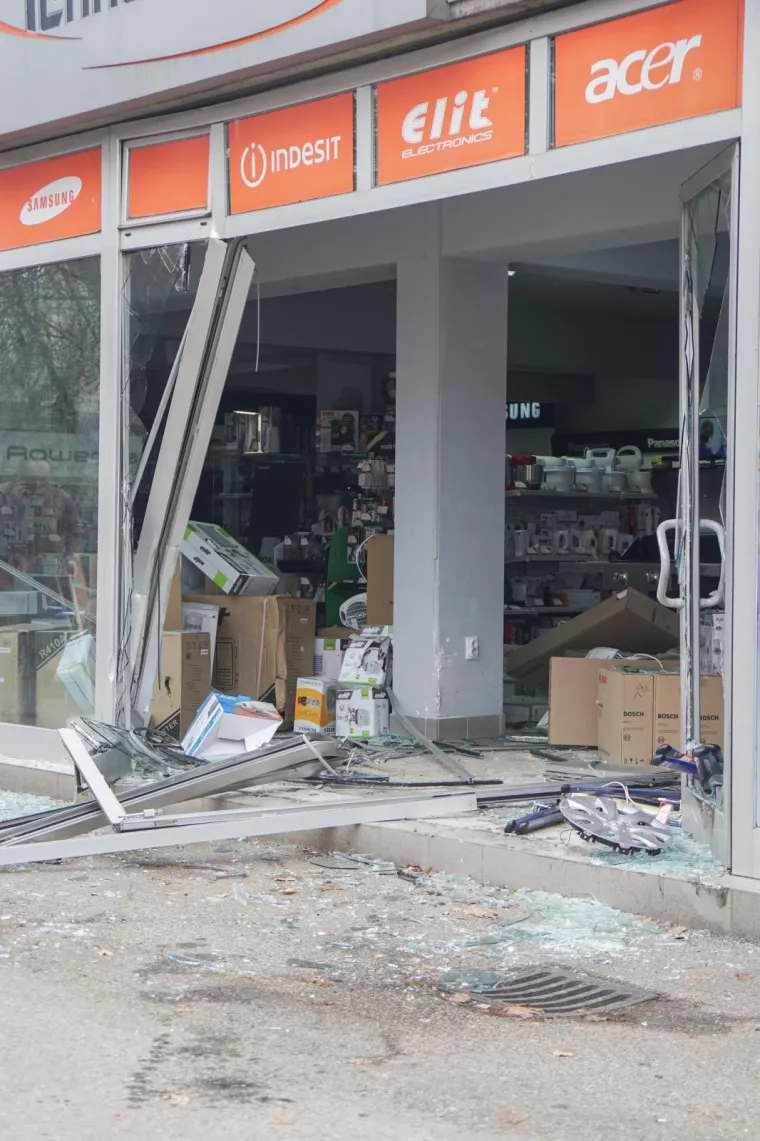 Izletjela iz kružnog toka: Djevojka automobilom uletjela u trgovinu jer joj se zaglavila &scaron;tikla!