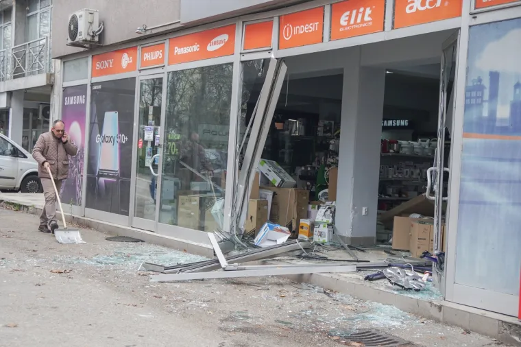 Izletjela iz kružnog toka: Djevojka automobilom uletjela u trgovinu jer joj se zaglavila &scaron;tikla!