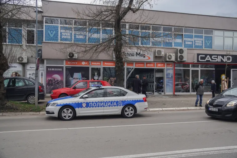 Izletjela iz kružnog toka: Djevojka automobilom uletjela u trgovinu jer joj se zaglavila &scaron;tikla!