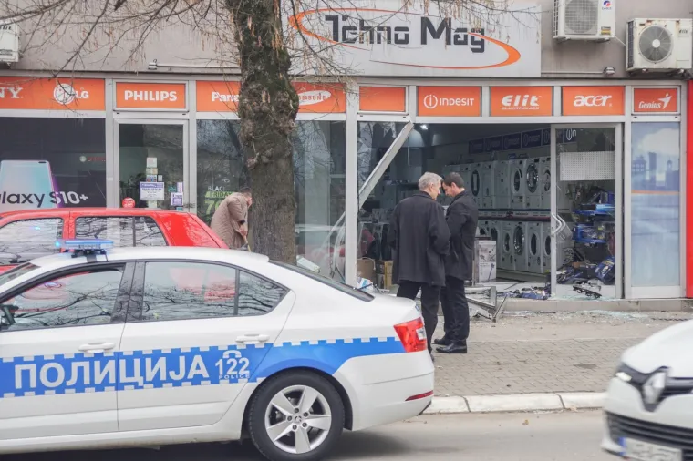 Izletjela iz kružnog toka: Djevojka automobilom uletjela u trgovinu jer joj se zaglavila &scaron;tikla!