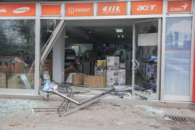 Izletjela iz kružnog toka: Djevojka automobilom uletjela u trgovinu jer joj se zaglavila &scaron;tikla!