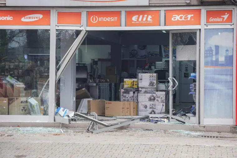 Izletjela iz kružnog toka: Djevojka automobilom uletjela u trgovinu jer joj se zaglavila &scaron;tikla!