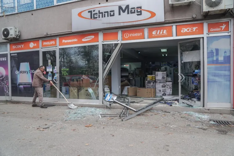 Izletjela iz kružnog toka: Djevojka automobilom uletjela u trgovinu jer joj se zaglavila &scaron;tikla!