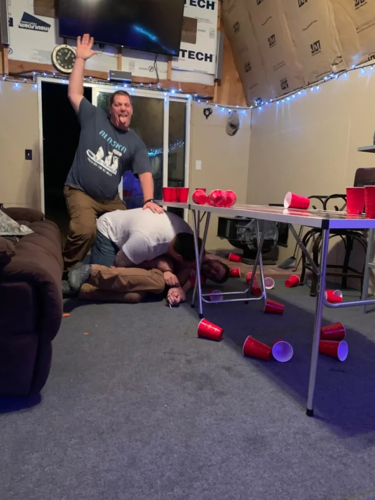 KAŽETE, DOBRO STE SE NAPILI SINOĆ? Ako ste se osramotili barem upola kao oni, svaka vam čast!