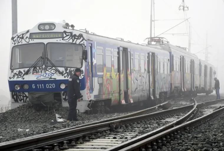 Putnički vlak kod Križevaca iskočio iz tračnica! Trećina vlaka zavr&scaron;ila je na kamenju