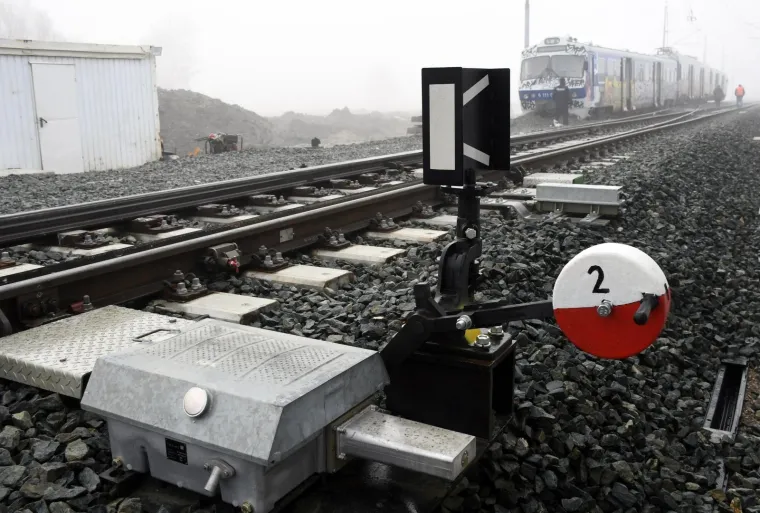 Putnički vlak kod Križevaca iskočio iz tračnica! Trećina vlaka zavr&scaron;ila je na kamenju