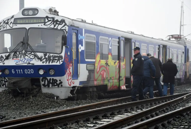 Putnički vlak kod Križevaca iskočio iz tračnica! Trećina vlaka zavr&scaron;ila je na kamenju