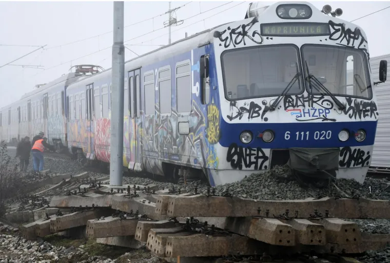 Putnički vlak kod Križevaca iskočio iz tračnica! Trećina vlaka zavr&scaron;ila je na kamenju