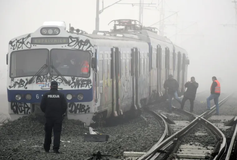 Putnički vlak kod Križevaca iskočio iz tračnica! Trećina vlaka zavr&scaron;ila je na kamenju