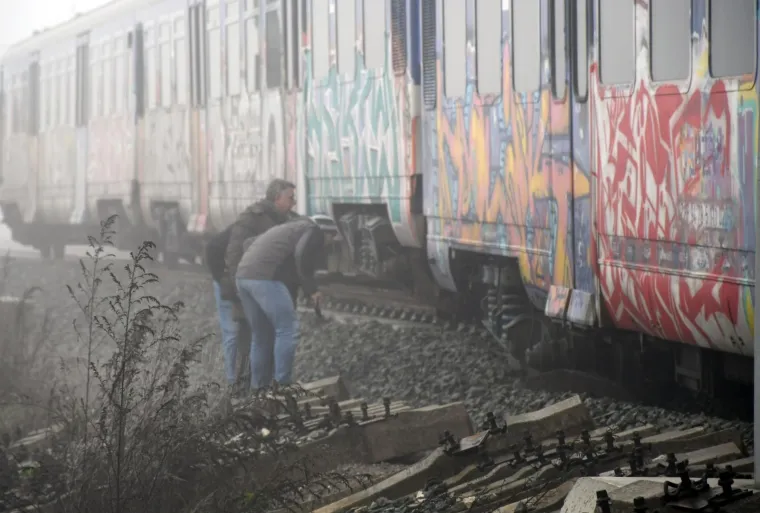 Putnički vlak kod Križevaca iskočio iz tračnica! Trećina vlaka zavr&scaron;ila je na kamenju