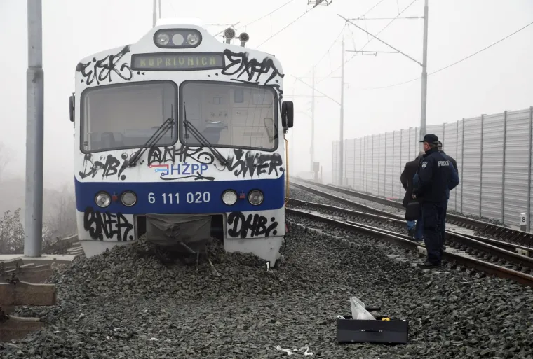 Putnički vlak kod Križevaca iskočio iz tračnica! Trećina vlaka zavr&scaron;ila je na kamenju