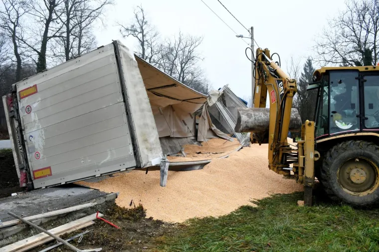 U pomoć stigao bager: Vozač kamiona punog kukuruza sletio u putni jarak i prevrnuo se