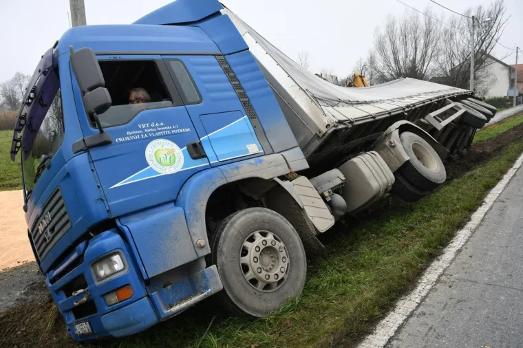U pomoć stigao bager: Vozač kamiona punog kukuruza sletio u putni jarak i prevrnuo se