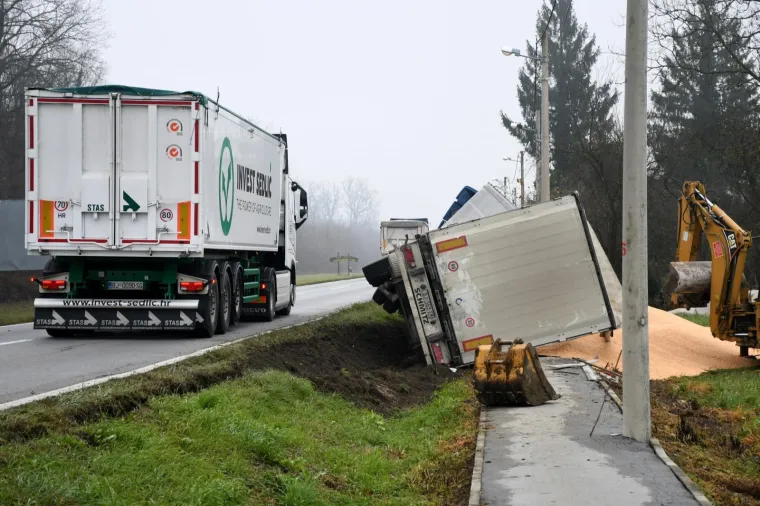 U pomoć stigao bager: Vozač kamiona punog kukuruza sletio u putni jarak i prevrnuo se