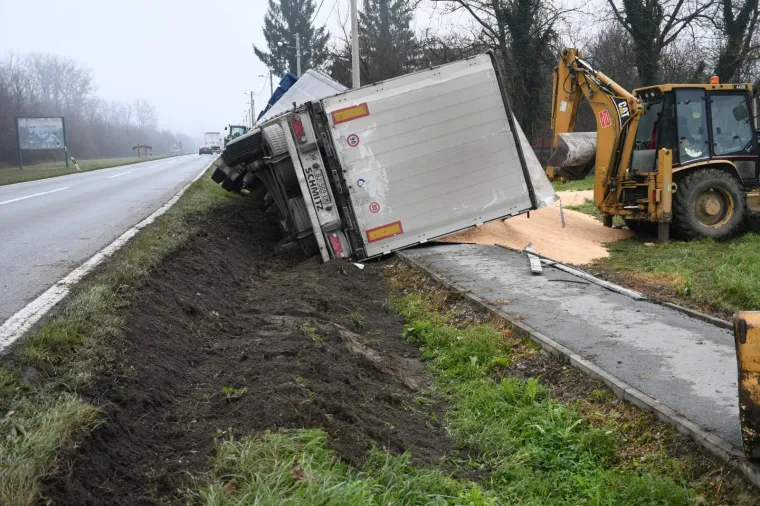 U pomoć stigao bager: Vozač kamiona punog kukuruza sletio u putni jarak i prevrnuo se