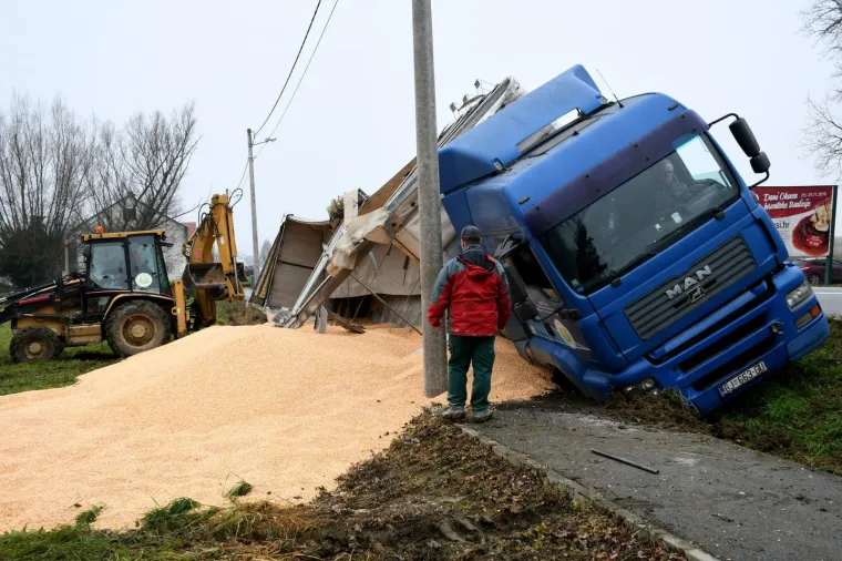 U pomoć stigao bager: Vozač kamiona punog kukuruza sletio u putni jarak i prevrnuo se