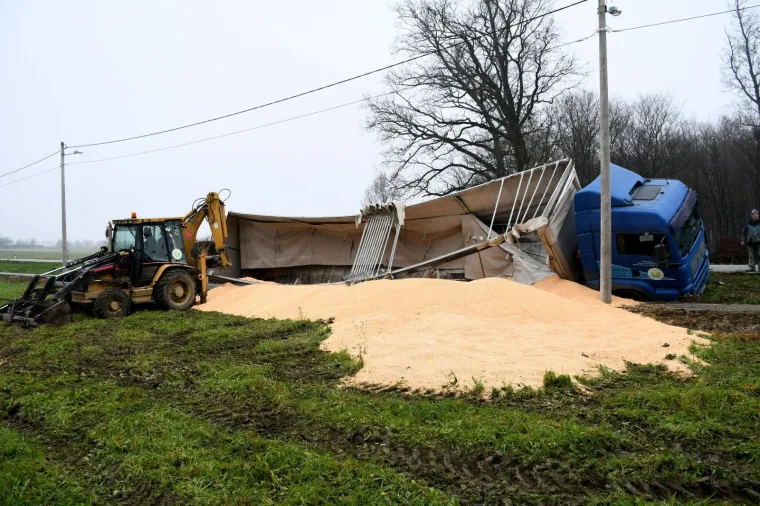 U pomoć stigao bager: Vozač kamiona punog kukuruza sletio u putni jarak i prevrnuo se