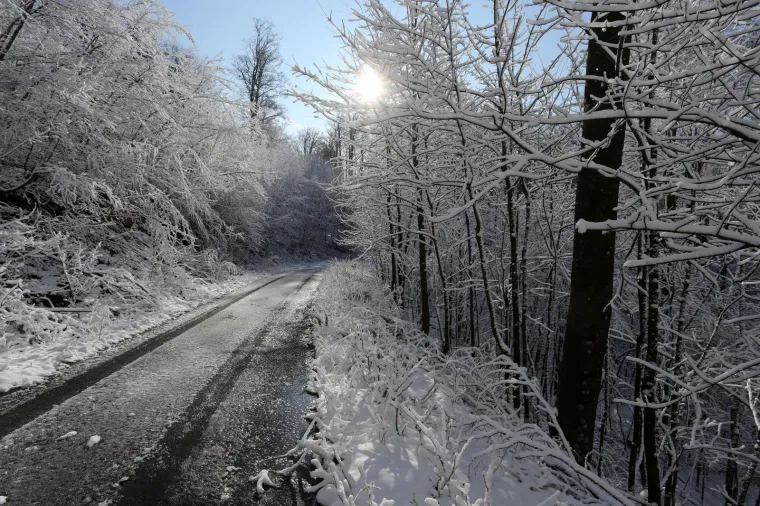 Gorski kotar zabijelio prvi ovogodi&scaron;nji snijeg: Zimske radosti mogu početi