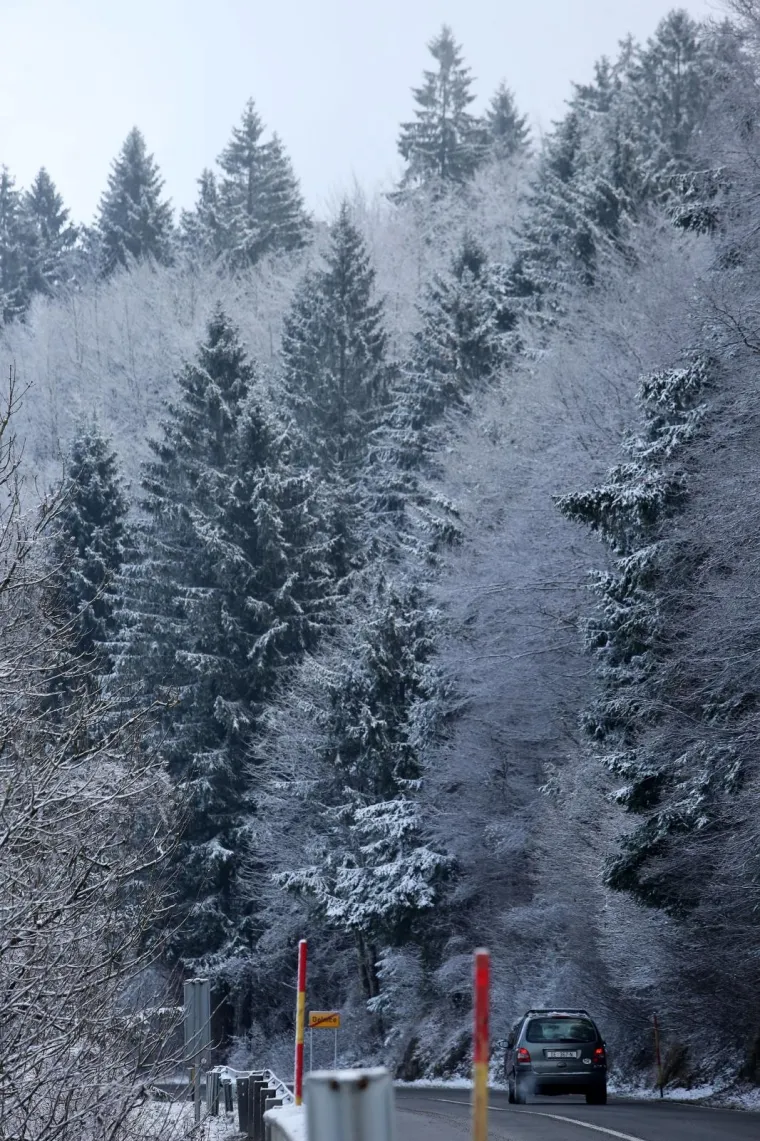 Gorski kotar zabijelio prvi ovogodi&scaron;nji snijeg: Zimske radosti mogu početi