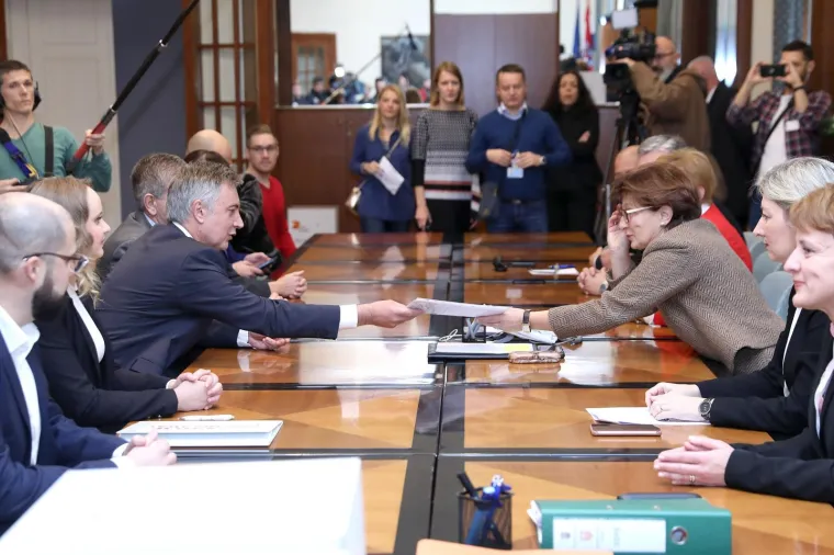 &Scaron;koro predao vi&scaron;e od 70.000 potpisa: 'Grabar-Kitarović će izgubiti, a onda je vrijeme da se Vlada raspusti'