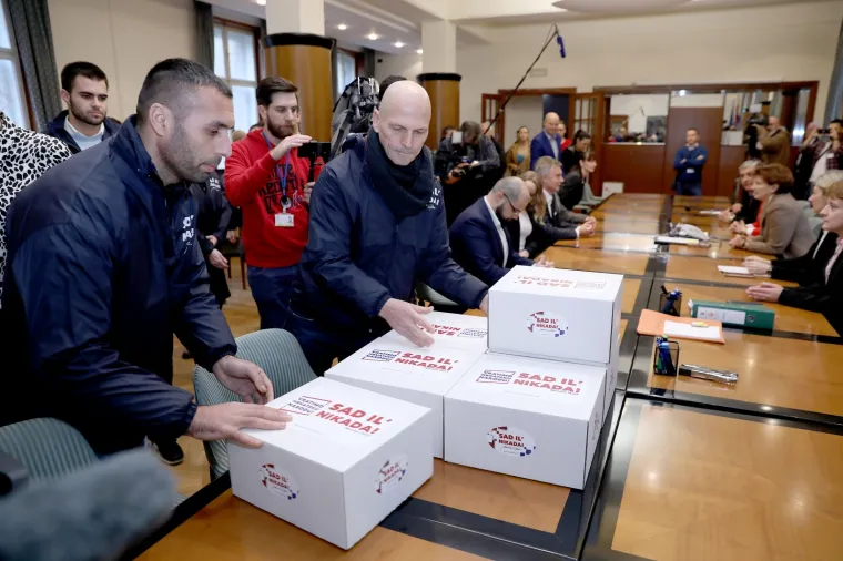 &Scaron;koro predao vi&scaron;e od 70.000 potpisa: 'Grabar-Kitarović će izgubiti, a onda je vrijeme da se Vlada raspusti'