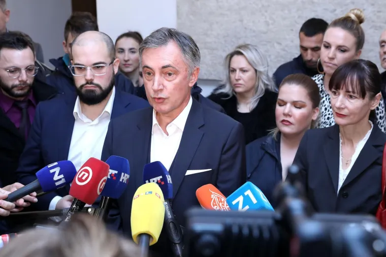 &Scaron;koro predao vi&scaron;e od 70.000 potpisa: 'Grabar-Kitarović će izgubiti, a onda je vrijeme da se Vlada raspusti'