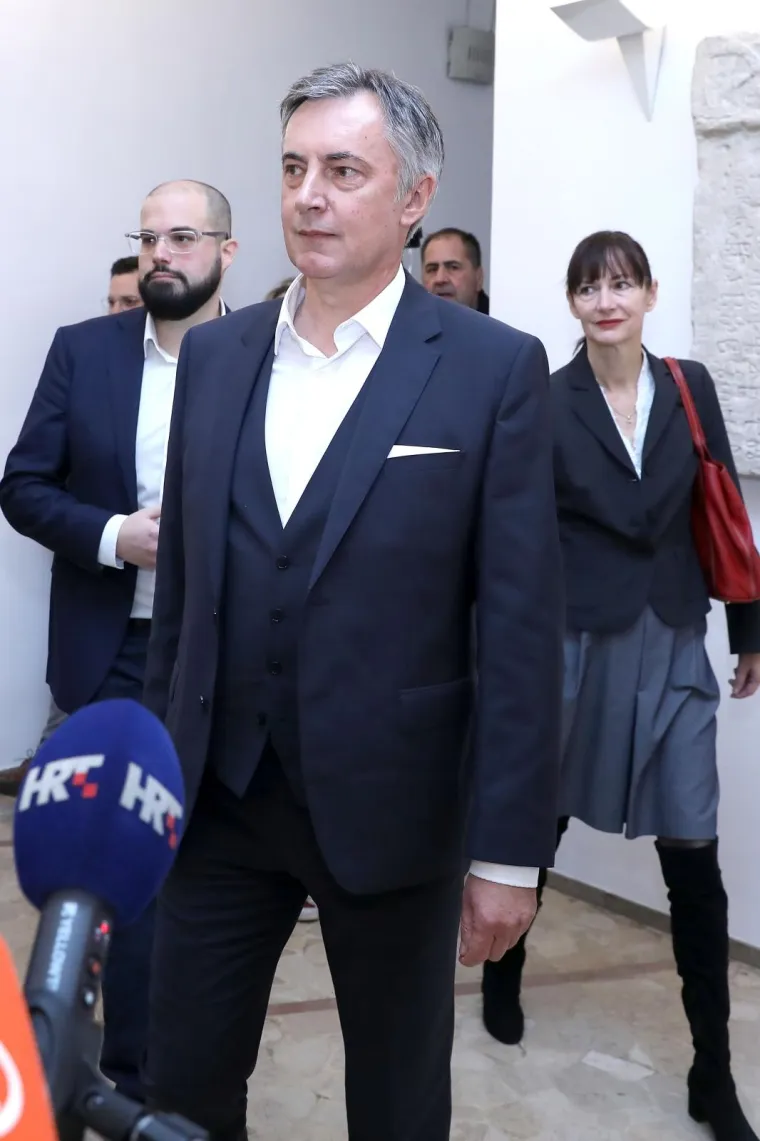 &Scaron;koro predao vi&scaron;e od 70.000 potpisa: 'Grabar-Kitarović će izgubiti, a onda je vrijeme da se Vlada raspusti'