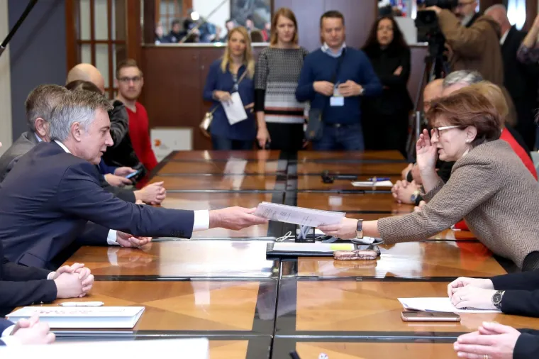 &Scaron;koro predao vi&scaron;e od 70.000 potpisa: 'Grabar-Kitarović će izgubiti, a onda je vrijeme da se Vlada raspusti'